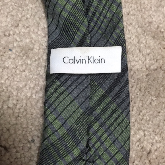 💙2/$20 Grey and green Calvin Klein tie - Picture 3 of 3